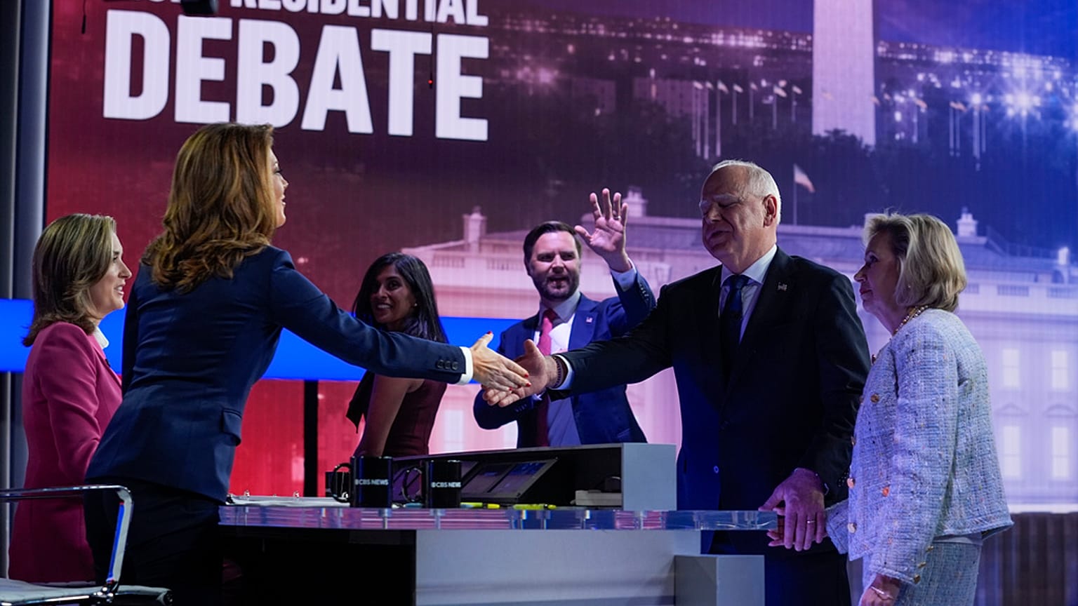 A felek és a riporterek a vita után 