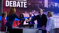 A felek és a riporterek a vita után 