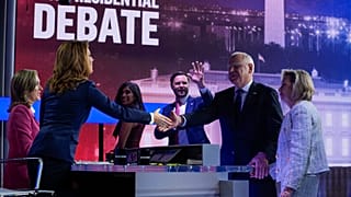 A felek és a riporterek a vita után