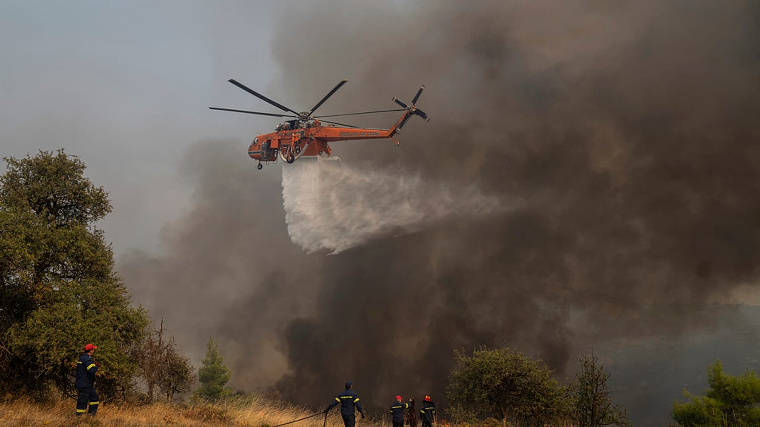 Ελικόπτερο επιχειρεί στην μεγάλη πυρκαγιά στην Κορινθία