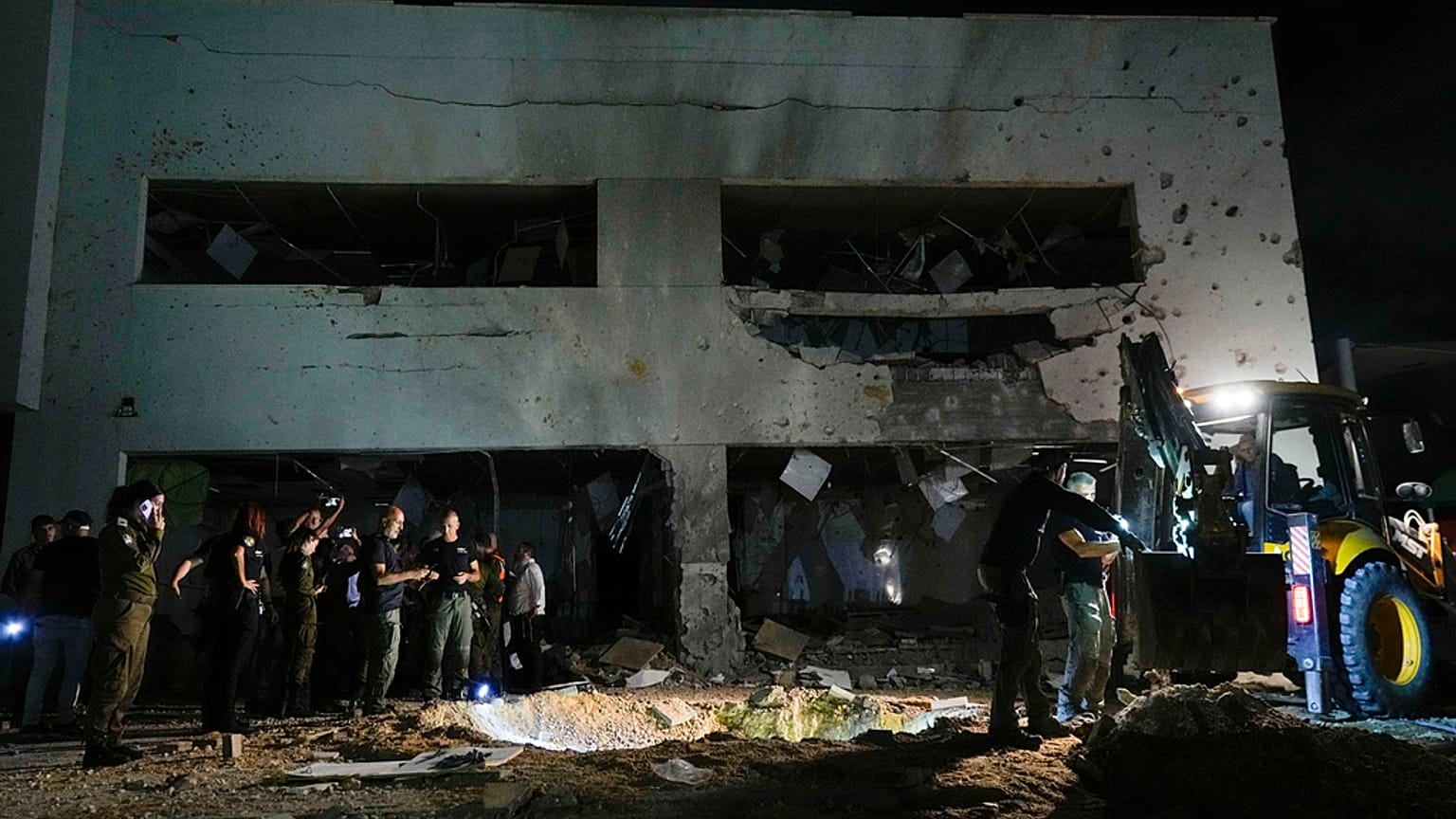 İsrail askeri ve polisi, İsrail'in Gadera kentinde İran'dan atılan füzelerin isabet ettiği hasarlı bir okul binasında çalışıyor