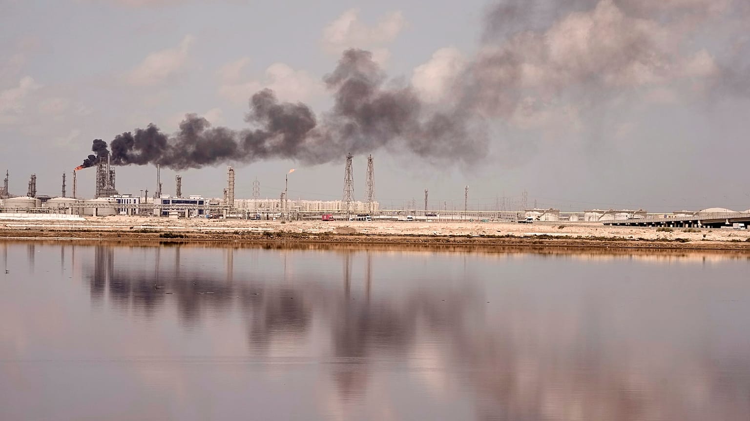 Mısır'ın Delta liman kenti İskenderiye'nin Akdeniz limanındaki bir petrol rafinerisinden dumanlar yükseliyor