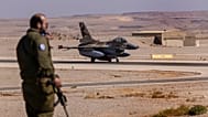 طائرة إلى F-16 وضابط إسرائيلي خلال مناورات "العلم الأزرق" قرب إيلات بمشاركة ثماني دول، 2021