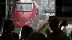 Yolcular 13/07/2023 tarihinde Roma'nın Termini merkez istasyonunda trenlerini bekliyorlar