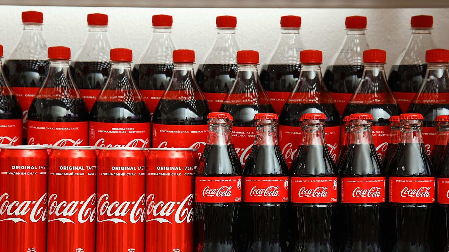 Bir mağazada sergilenen Coca-Cola kutuları ve şişeleri