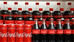 Bir mağazada sergilenen Coca-Cola kutuları ve şişeleri
