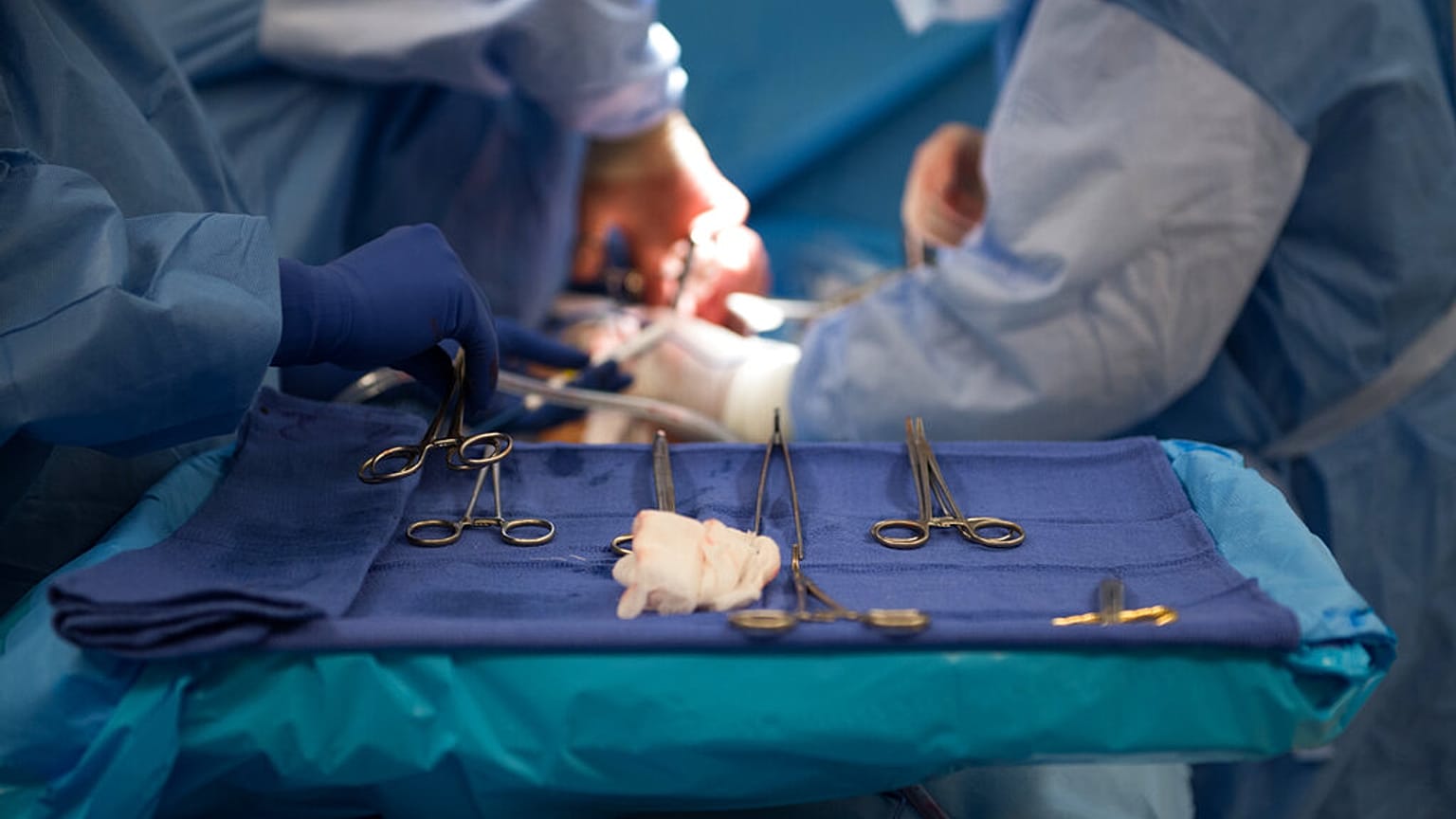 ابزارهای جراحی در طی یک عمل جراحی پیوند کلیه در بیمارستان دانشگاه MedStar Georgetown در واشنگتن دی سی، سه شنبه ۲۸ ژوئن ۲۰۱۶ مورد استفاده قرار می‌گیرند.