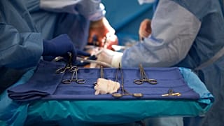ابزارهای جراحی در طی یک عمل جراحی پیوند کلیه در بیمارستان دانشگاه MedStar Georgetown در واشنگتن دی سی، سه شنبه ۲۸ ژوئن ۲۰۱۶ مورد استفاده قرار می‌گیرند.