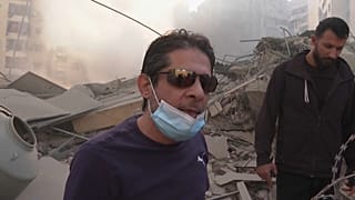 الفنان اللبناني معين شريف بعد استهداف غارة إسرائيلية لمنزله في الضاحية الجنوبية لبيروت، لبنان
