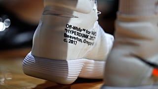 Phoenix Suns guardı Troy Daniels (30) 19 Ocak 2018, Cuma günü Denver'da oynanan NBA basketbol maçının ilk yarısında Nike Hyperdunk ayakkabılarını giydi.