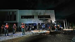 Izraeli katonák és rendőrök dolgoznak egy megrongálódott iskolaépületnél, amelyet Iránból kilőtt rakéták találtak el az izraeli Gaderában.