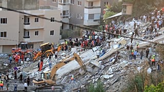 يبحث الأشخاص وفرق الإنقاذ عن الضحايا بعد أن أصابت غارة جوية إسرائيلية مبنيين متجاورين، في حي عين الدلب شرق مدينة صيدا الساحلية الجنوبية، لبنان، الأحد 29 سبتمبر 2024. 