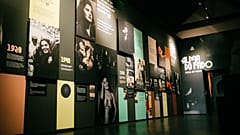 Une exposition retrace la vie de l'artiste qui a mis le fado sur les lèvres du monde entier