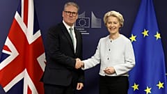 Премьер-министр Великобритании Кир Стармер и председатель Европейской комиссии Урсула фон дер Ляйен в Брюсселе 2 октября 2024 года.