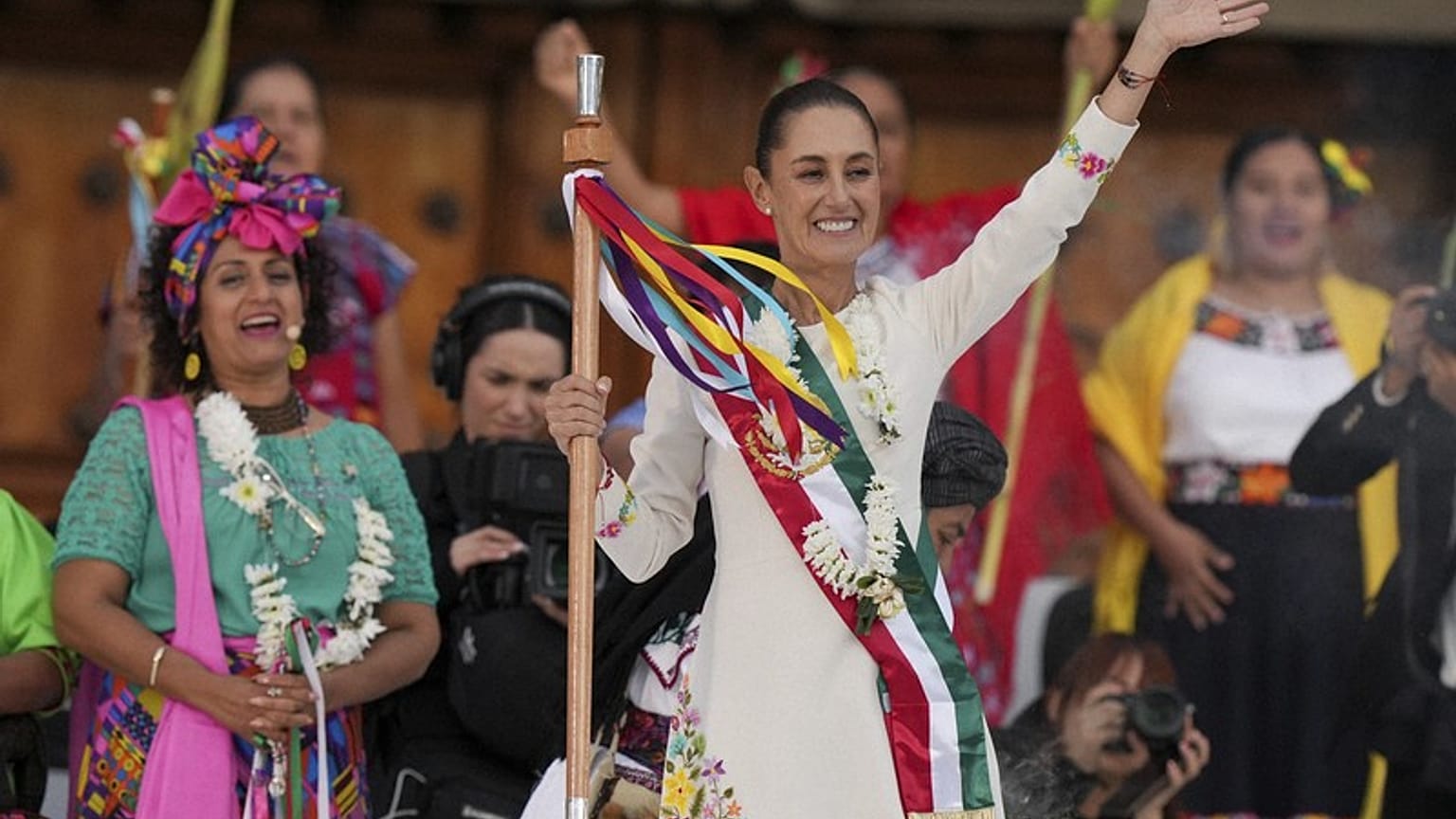La presidenta Claudia Sheinbaum saluda a sus partidarios en el Zócalo, en la Ciudad de México, durante un mitin el día de su toma de posesión, el 1 de octubre de 2024.