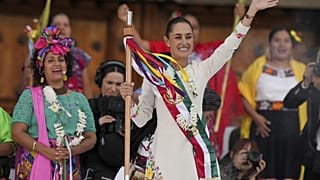 La presidenta Claudia Sheinbaum saluda a sus partidarios en el Zócalo, en la Ciudad de México, durante un mitin el día de su toma de posesión, el 1 de octubre de 2024.