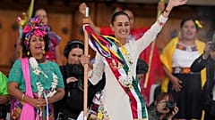 الرئيسة كلوديا شينباوم تلوح لأنصارها في زوكالو، الساحة الرئيسية في مكسيكو سيتي، خلال مسيرة حاشدة في يوم تنصيبها، الثلاثاء، 1 أكتوبر 2024. 
