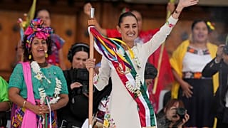 الرئيسة كلوديا شينباوم تلوح لأنصارها في زوكالو، الساحة الرئيسية في مكسيكو سيتي، خلال مسيرة حاشدة في يوم تنصيبها، الثلاثاء، 1 أكتوبر 2024. 