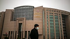 Bir kişi, İstanbul Çağlayan'daki Adliye Sarayı binasının önünden geçiyor, 1 Mart 2023