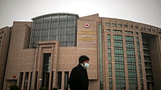 Bir kişi, İstanbul Çağlayan'daki Adliye Sarayı binasının önünden geçiyor, 1 Mart 2023