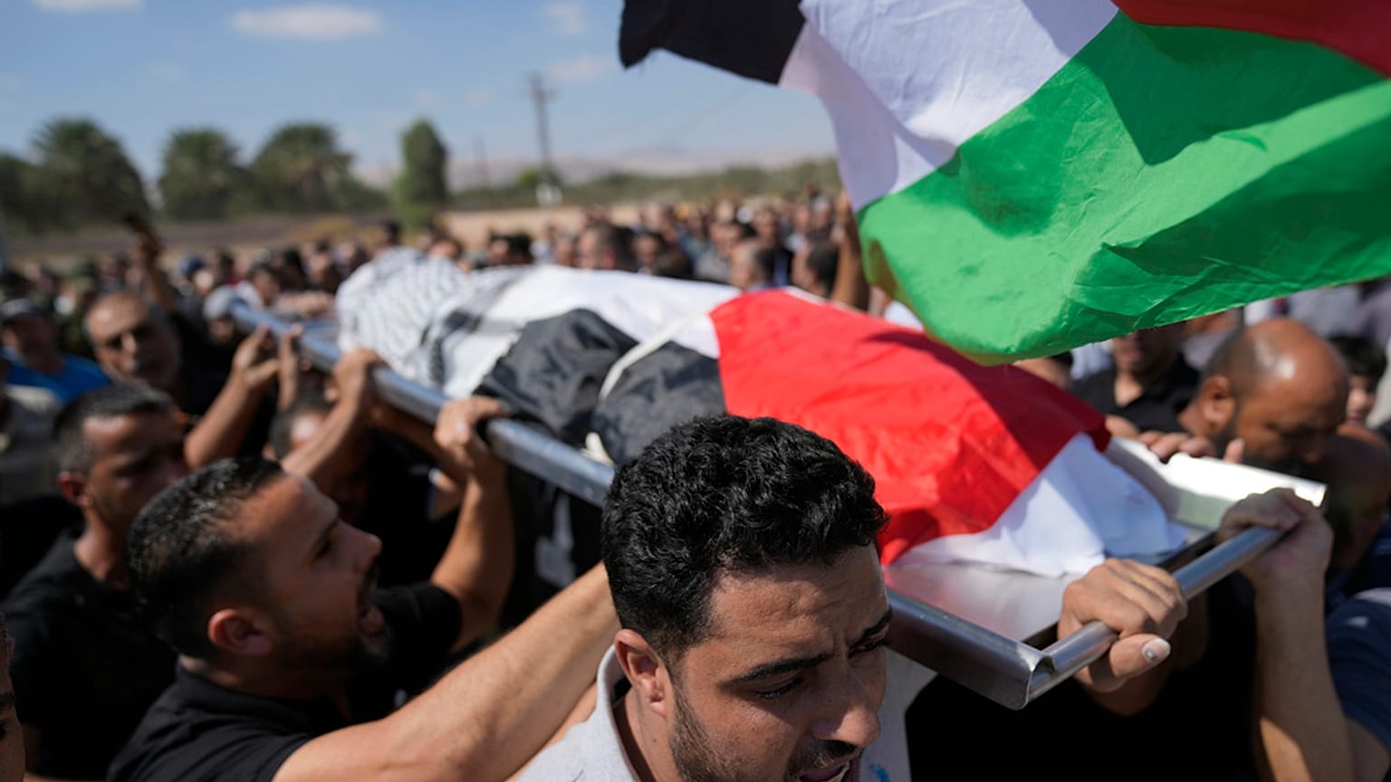 مشيعون يحملون جثمان سامح العسلي عامل فلسطيني من غزة قُتل بصاروخ خلال الغارة الإيرانية الثلاثاء على إسرائيل خلال جنازته في الضفة الغربية بمدينة أريحا