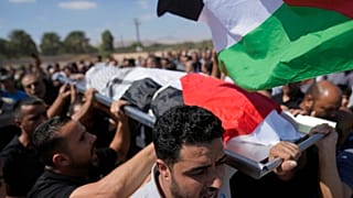 مشيعون يحملون جثمان سامح العسلي عامل فلسطيني من غزة قُتل بصاروخ خلال الغارة الإيرانية الثلاثاء على إسرائيل خلال جنازته في الضفة الغربية بمدينة أريحا