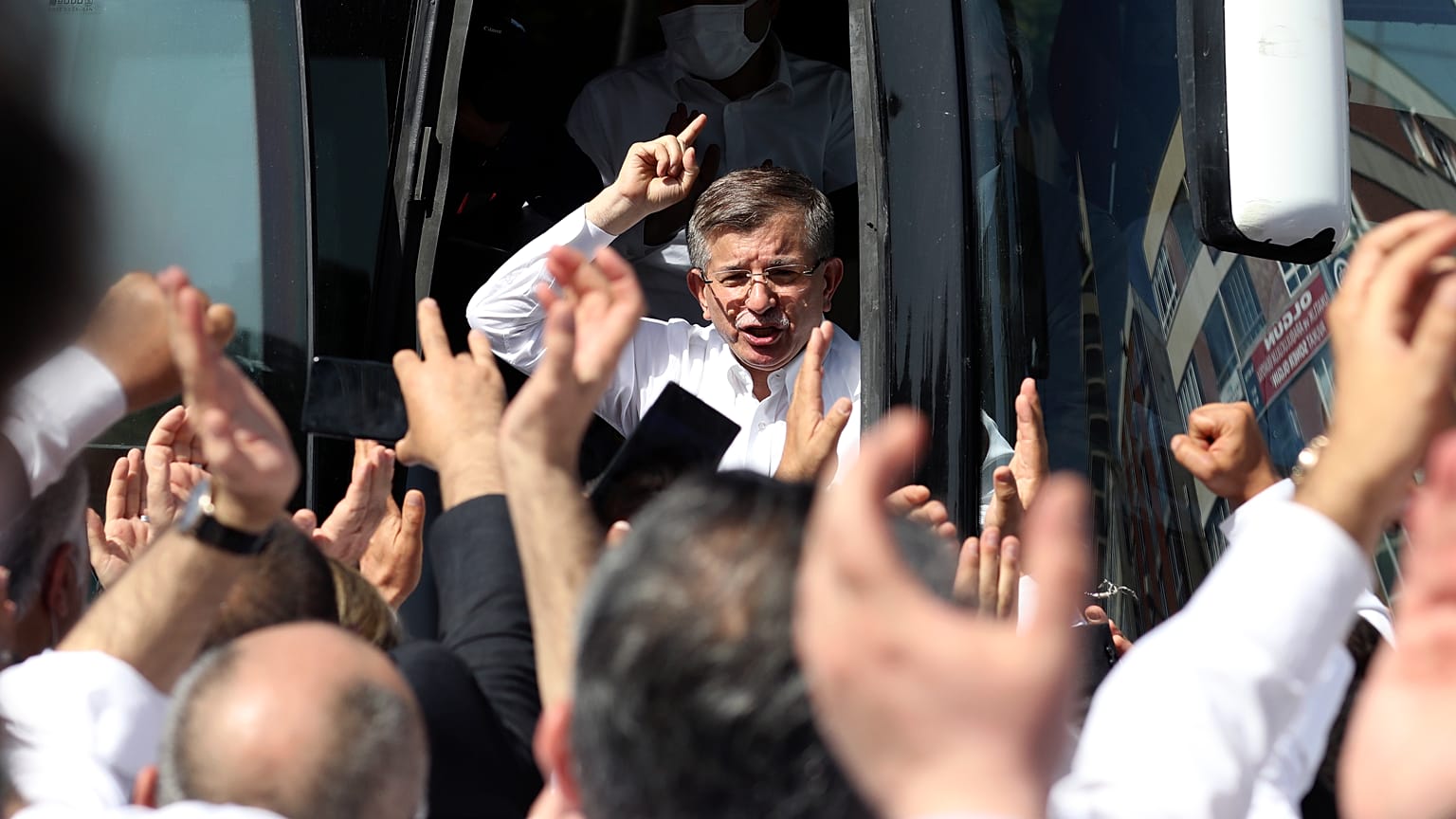 Gelecek Partisi Genel Başkanı Ahmet Davutoğlu, başkent Ankara'da Türkiye Büyük Millet Meclisi'ne giden yol üzerinde partisinin destekçilerine sesleniyor, 26 Mayıs 2021