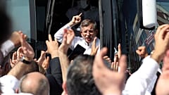 Gelecek Partisi lideri Ahmet Davutoğlu, Ankara'da, parlamento önüne giden bir yolu üzerinde destekçilerine açıklama yapıyor, 26 Mayıs 2021