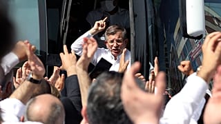 Gelecek Partisi Genel Başkanı Ahmet Davutoğlu, başkent Ankara'da Türkiye Büyük Millet Meclisi'ne giden yol üzerinde partisinin destekçilerine sesleniyor, 26 Mayıs 2021