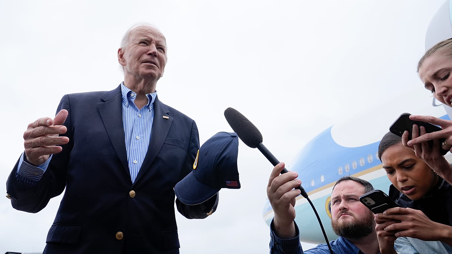 ABD Başkanı Joe Biden, Air Force One uçağına binmeden önce basın mensuplarına açıklama yapıyor, 2 Ekim 2024