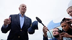 ABD Başkanı Joe Biden, Air Force One uçağına binmeden önce basın mensuplarına açıklama yapıyor, 2 Ekim 2024