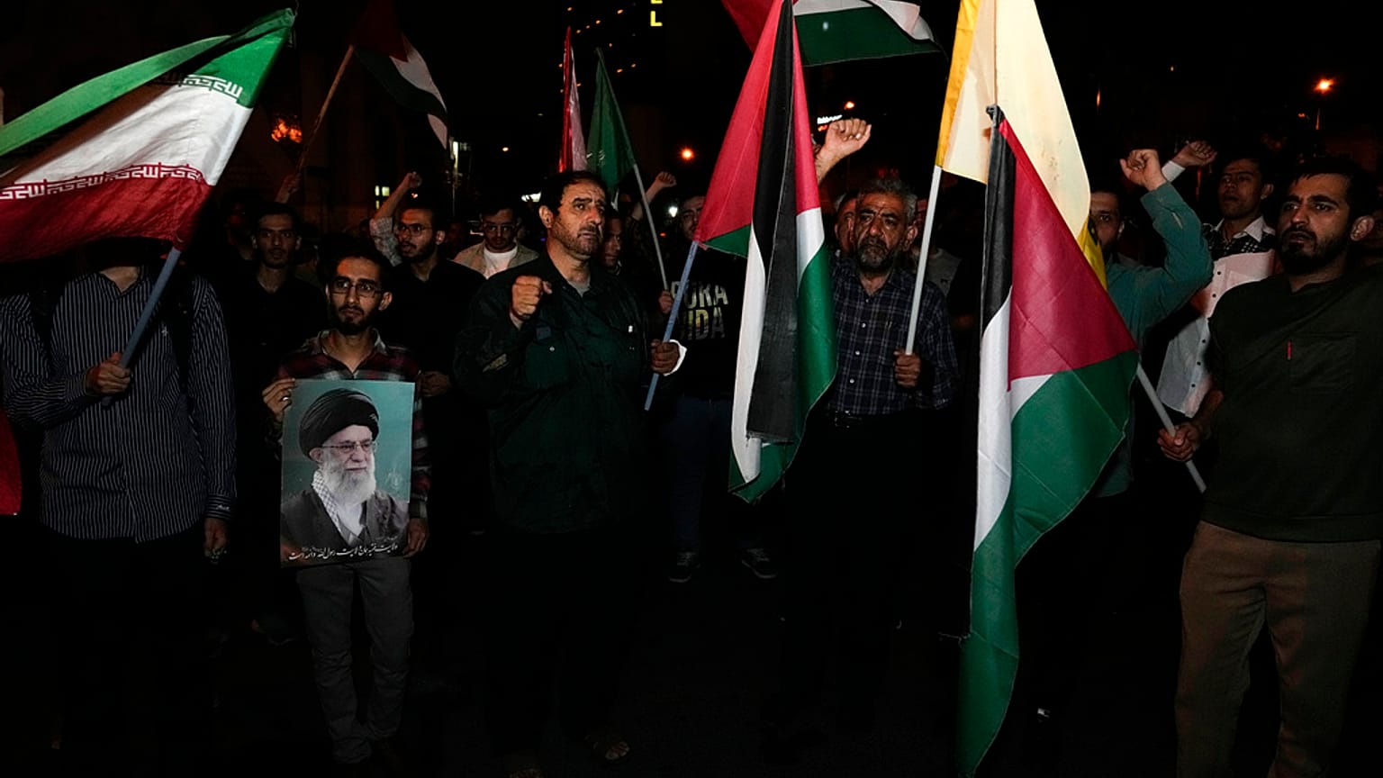Hizbullah Genel Sekreteri Hasan Nasrallah'ın Dahiya'da öldürülmesinin ardından Tahran'daki protestocular Dini Lider Ali Hamaney'in fotoğrafını taşıyor, 28 Eylül 2024