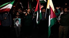 Hizbullah Genel Sekreteri Hasan Nasrallah'ın Dahiya'da öldürülmesinin ardından Tahran'daki protestocular Dini Lider Ali Hamaney'in fotoğrafını taşıyor, 28 Eylül 2024