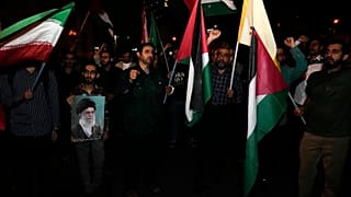 Hizbullah Genel Sekreteri Hasan Nasrallah'ın Dahiya'da öldürülmesinin ardından Tahran'daki protestocular Dini Lider Ali Hamaney'in fotoğrafını taşıyor, 28 Eylül 2024