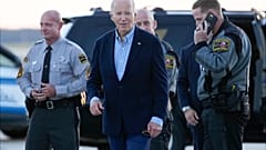Президент США Джо Байден перед посадкой на самолет Air Force One аэропорту Роли-Дарем в Моррисвилле, Северная Каролина, 2 октября 2024 г.