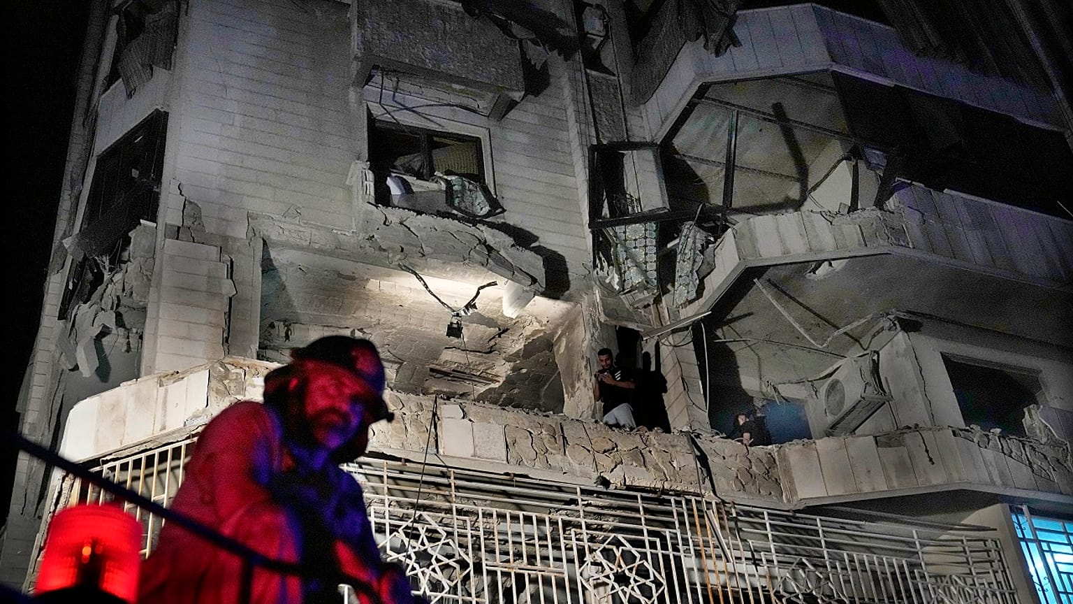 Bir itfaiyeci, 3 Ekim 2024 Perşembe günü Lübnan'ın Beyrut kentinde İsrail hava saldırısında isabet alan bir apartmanın önünde duruyor.