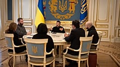 Der ukrainische Präsident Wolodymyr Selenskyj bemüht sich um mehr ausländische Militärinvestitionen und humanitäre Hilfe.