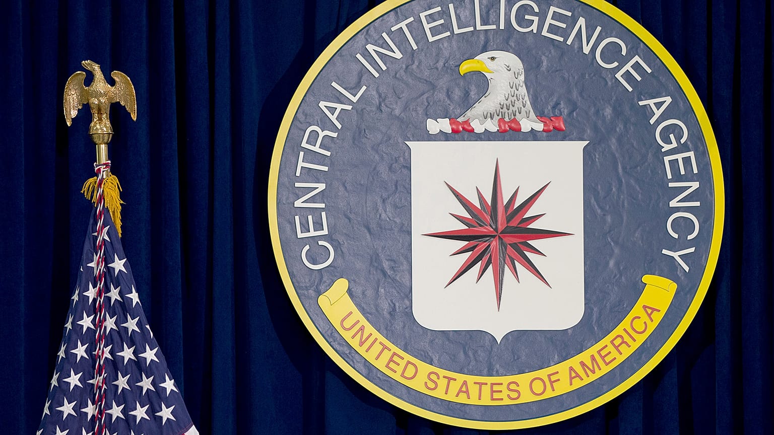 ARQUIVO: O selo da Agência Central de Inteligência na sede da CIA em Langley, 13 de abril de 2016