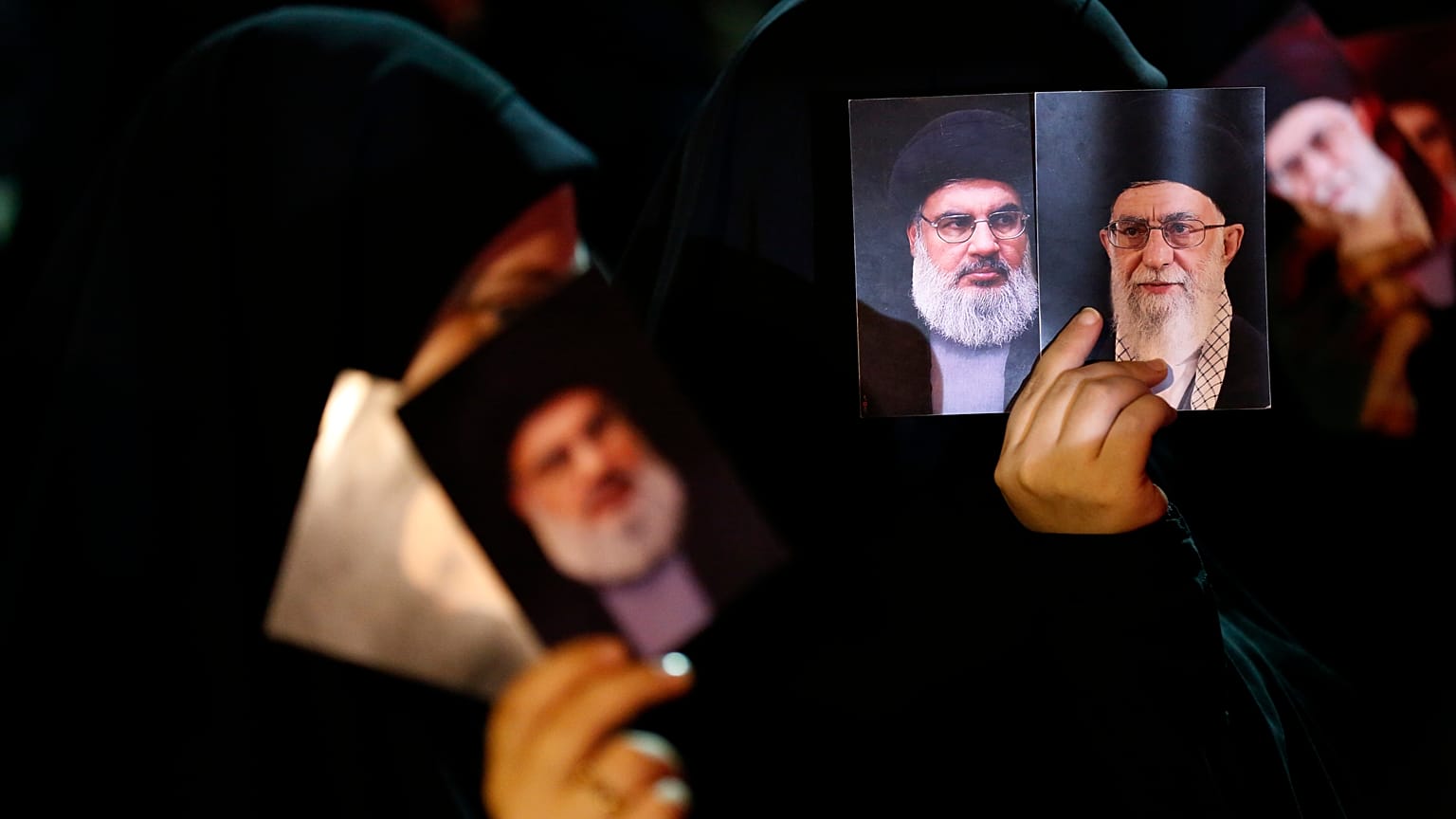 مناصرون لحزب الله يرفعون صور المرشد الأعلى الإيراني علي خامنئي وأمين عام حزب الله حسن نصرالله خلال أنشطة إحياء ذكرى عاشوراء في لبنان الأربعاء 19 سبتمبر 2018.
