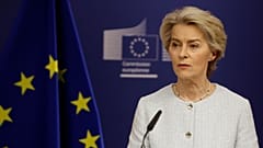 La présidente de la Commission européenne, Ursula von der Leyen, s'exprime lors d'une réunion avec le Premier ministre britannique, Keir Starmer, à Bruxelles.
