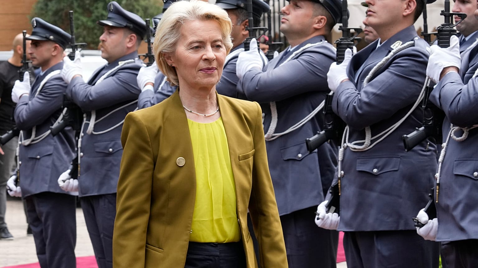Presidente da Comissão Europeia passa revista a militares numa visita de Estado