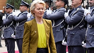 Presidente da Comissão Europeia passa revista a militares numa visita de Estado