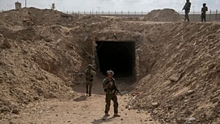 Ισραηλινοι στρατιώτες στην είσοδο τούνελ της Χαμάς στη Γάζα - φώτο αρχείου