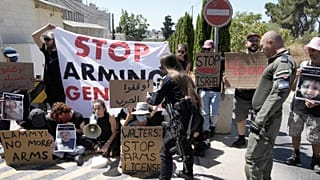 La policía desaloja a manifestantes frente al consulado británico en Jerusalén Este, para pedir al Reino Unido que deje de suministrar armas a Israel.