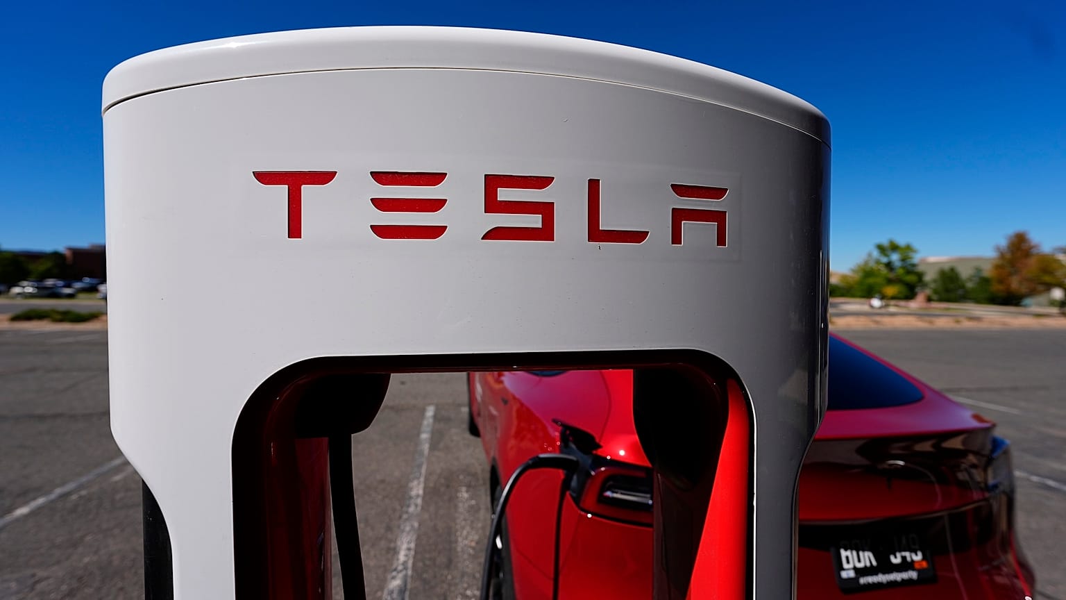 Una Tesla Model 3 in ricarica presso una stazione nel parcheggio di Lakewood, Colorado, Stati Uniti