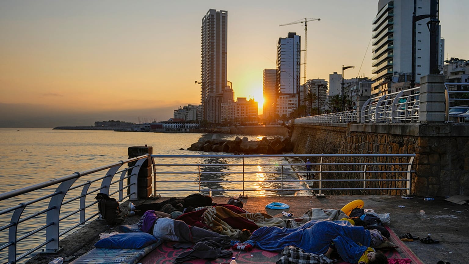 عائلات تنام على كورنيش بيروت بعد فرارهم من الغارات الجوية الإسرائيلية في الضاحية الجنوبية لبيروت