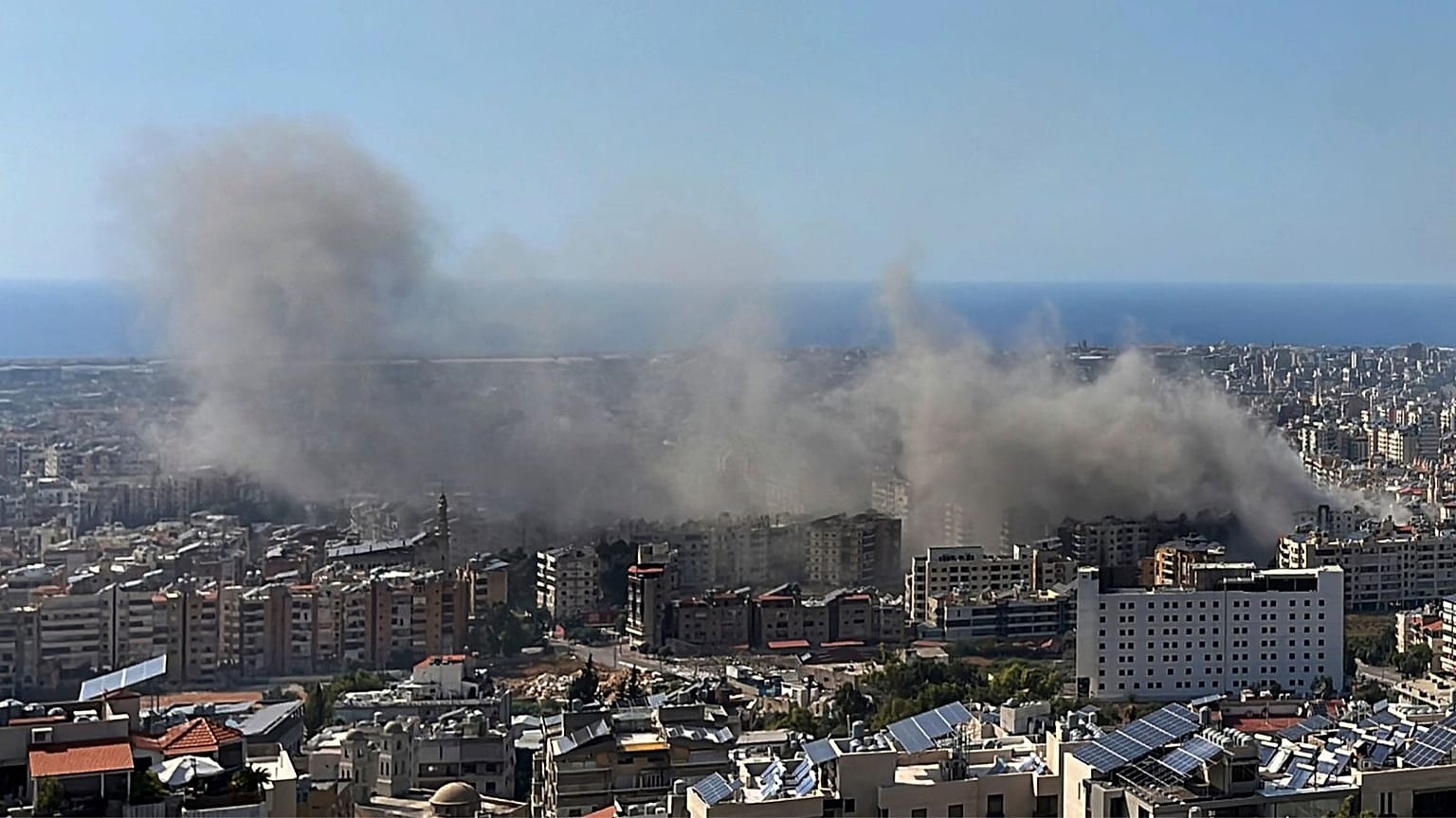Se levanta humo tras los ataques aéreos israelíes en Dahiyeh, Beirut, Líbano.