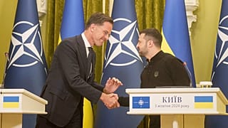 Ο Γενικός Γραμματέας του ΝΑΤΟ Μαρκ Ρούτε και ο Ουκρανός Πρόεδρος Βολοντίμιρ Ζελένσκι δίνουν τα χέρια κατά τη διάρκεια συνέντευξης Τύπου στο Κίεβο, 3 Οκτωβρίου 2024