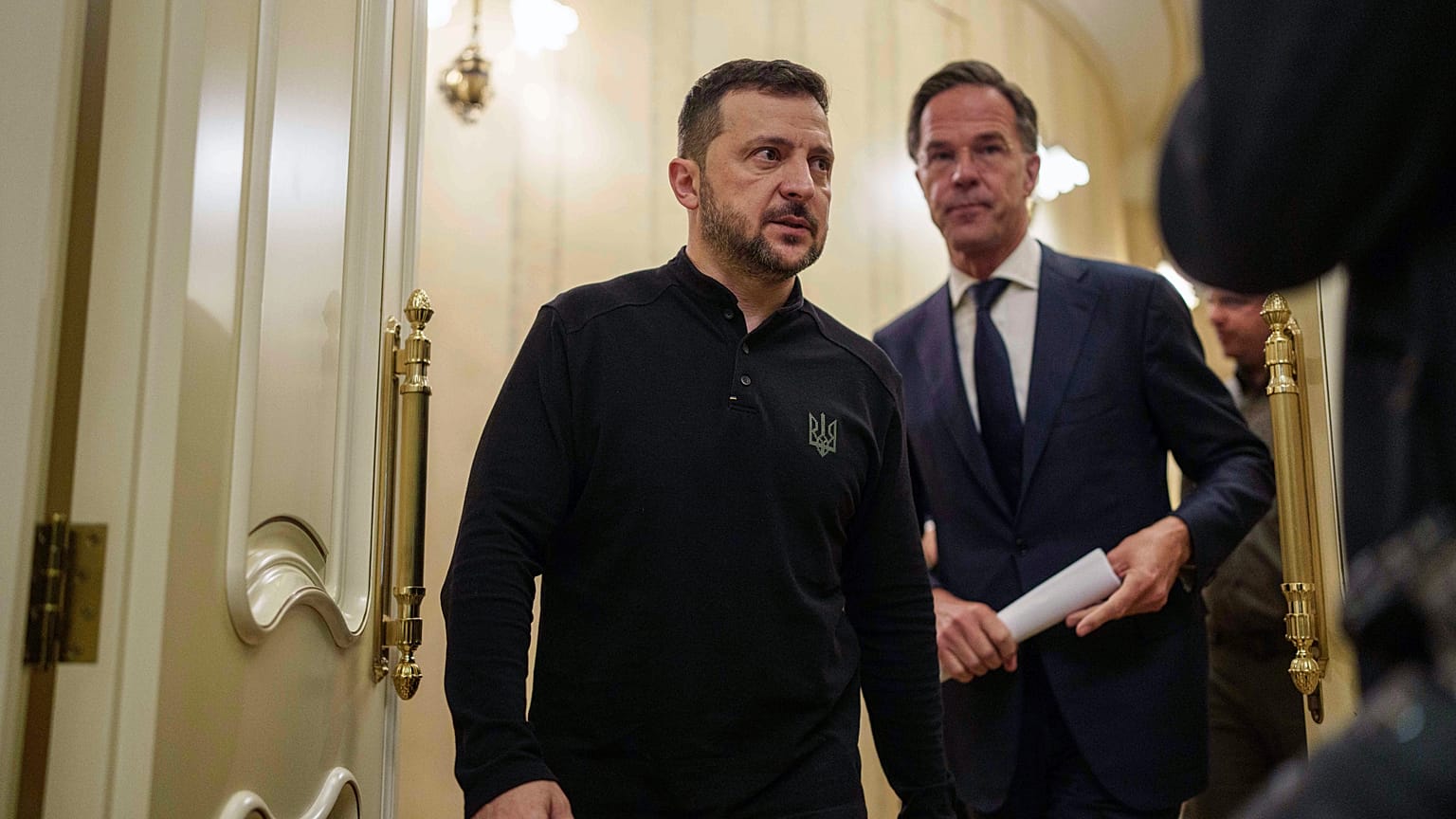 Volodymyr Zelenskyy, presidente da Ucrânia (à esquerda) e Mark Rutte, secretário-geral da NATO (à direita).