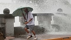 As ruas de Kaoshiung ficaram inundadas devido à chuva forte. 